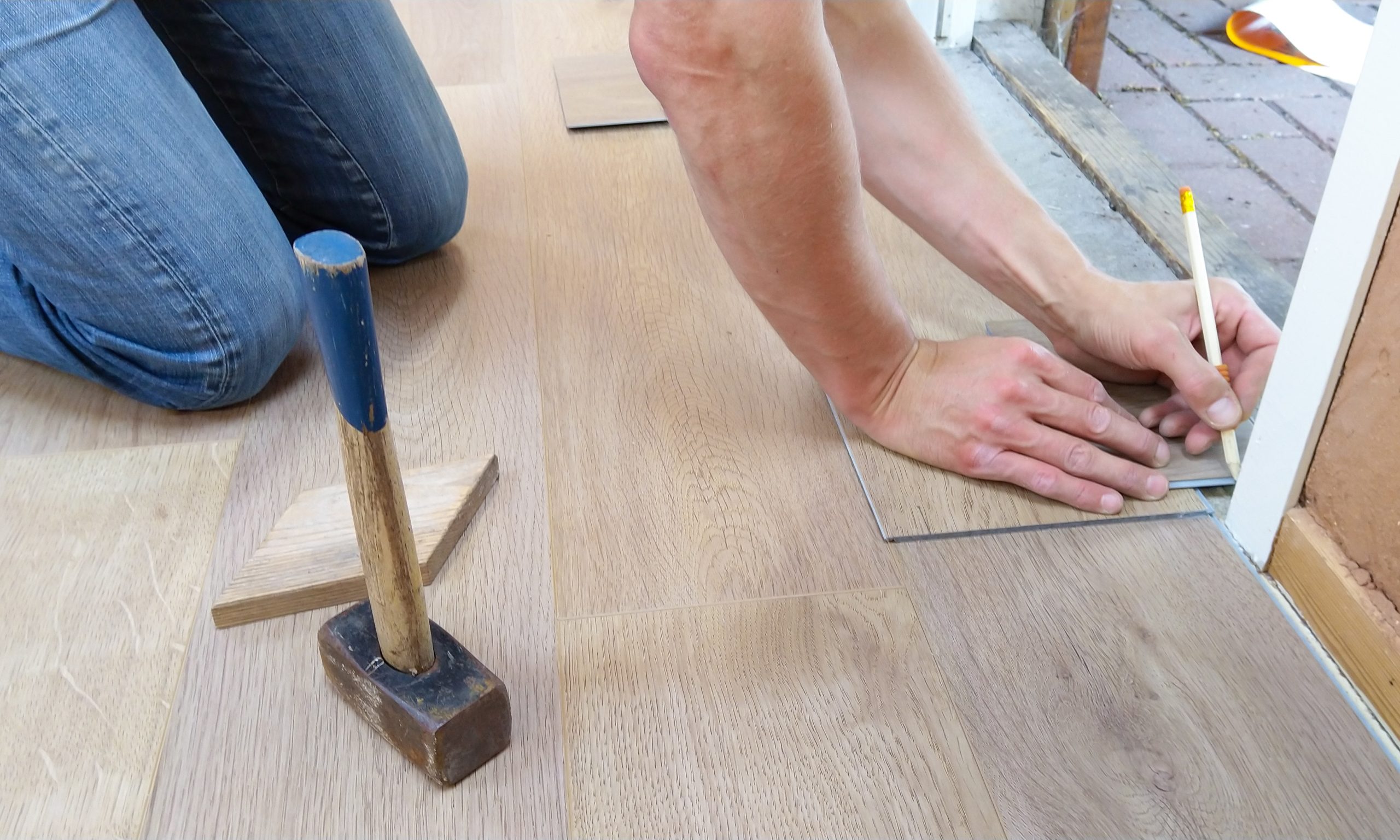 New parquet in apartment in Barcelona, El Clot. By Magnus Reformas.