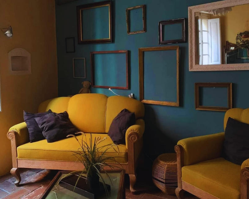 Pintura del paredes azules en una casa en Barcelona
